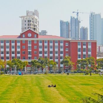 Шанхайский университет в Китае.
