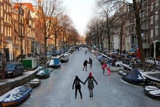 Замерзший канал Амстердама.