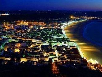 Ночной пляж Назаре.