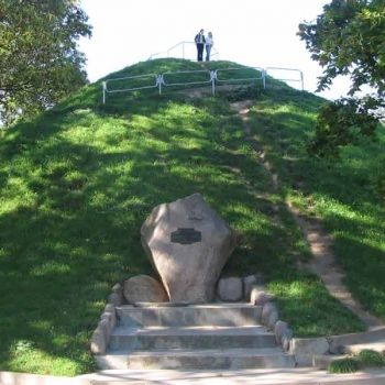 Курган-памятник Адаму Мицкевичу в Новогр