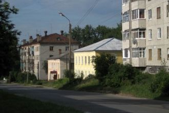 В городе есть несколько сталинок, деревя