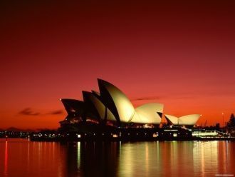 Сиднейский оперный театр ночью.