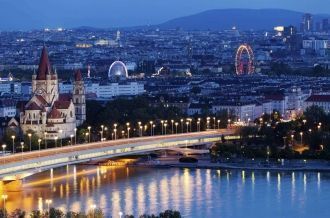 Вид на ночную Вену и реку Дунай.