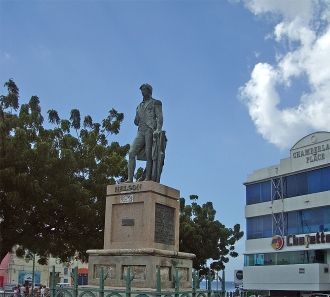 Статуя лорда Нельсона на Площади Героев.