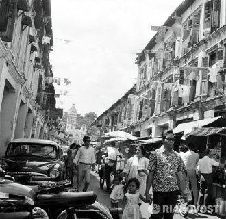 Жители Сингапура на одной из улиц.
