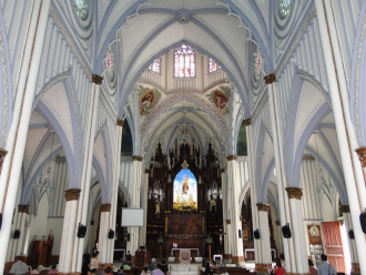 Внутри собора Девы Марии.