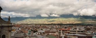 Вид с высоты на город Риобамба.