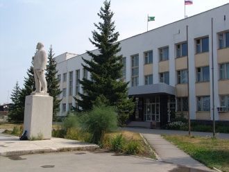 Центральная площадь и памятник Ленину.