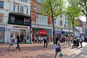 Прохожие на одной из улиц Рединга.