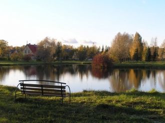 Парк с озером.