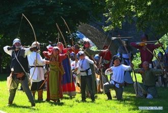 Люди празднуют средневековый фестиваль. 