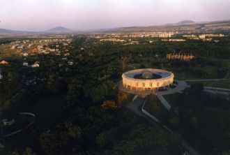 Вид на здание питьевой галереи санатория