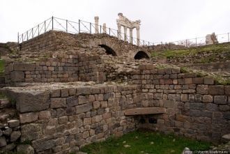 «Врата жертвоприношения» -  его руины ра