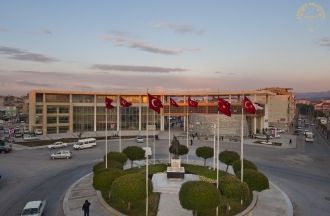 В центре города Акхисар.