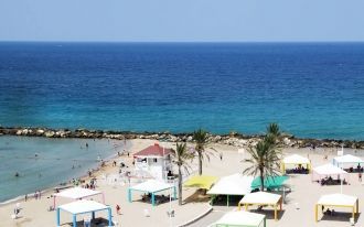 Отдыхающие на пляже