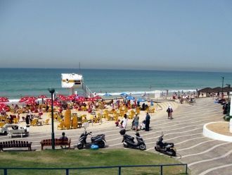 На набережной.