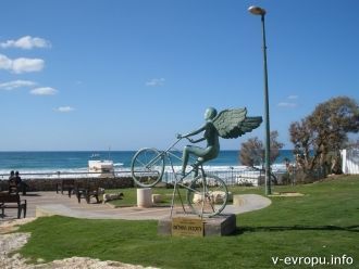 Памятник велосипедисту.