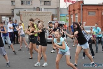 В Новотроицке люди танцуют.