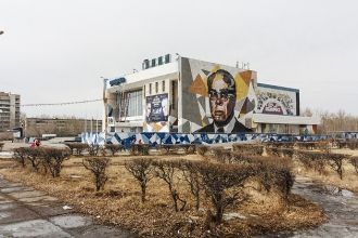 На улице города Краснокаменск.