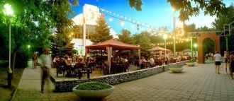 Туристы и жители города Ейск.