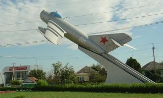 Самолёт-памятник МиГ-17.