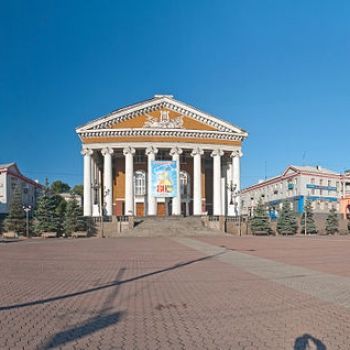 Площадь перед драматическим театром в це