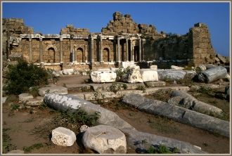 Древние руины римской агоры в Сиде, Турц