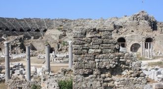 Руины древнего театра в Сиде, Турция.