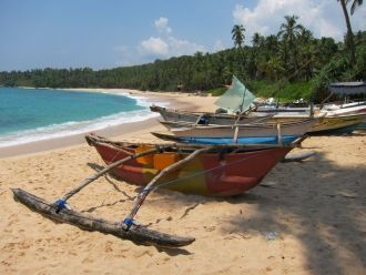 Шри-Ланка, пляж Тангалле, лодки.