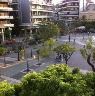 На улице города Агринион.