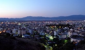 Город Агринион ночью.