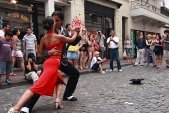 Танго на улицах Буэнос-Айреса.