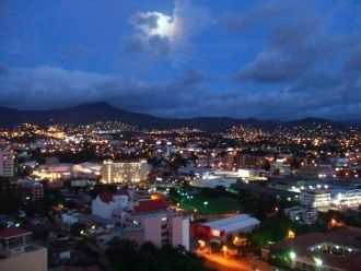 Город Сан-Педро-Сула ночью.