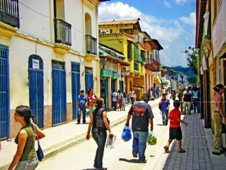 На улицах города.