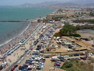 Пляж Пуэрто-ла-Крус с высоты.