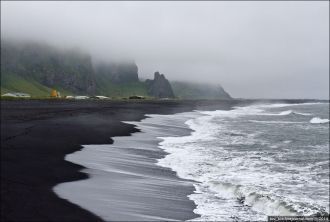 Пляж из черного вулканического песка на 