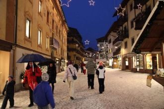 Улица Кортины-д'Ампеццо ночью.