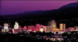 Город Рино ночью.