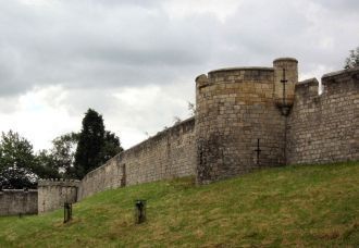 Крепостные стены Йорка - защитное сооруж