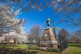 Памятник на площади Вустера.