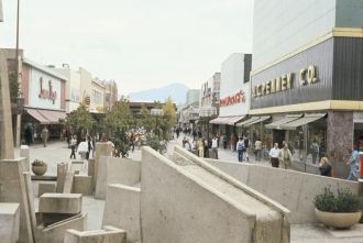 Люди на улицах города. Юджин.