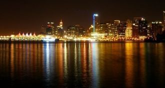 Вид ночного города Ванкувера.