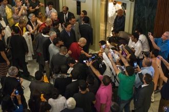 Толпа людей встречает Его Святейшество Д