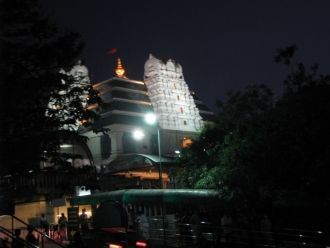 Храм Кришны в Бангалоре ночью.