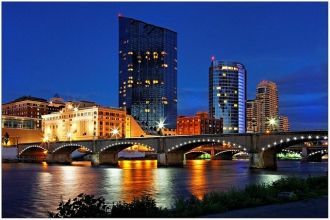 Гранд-Рапидс ночью.