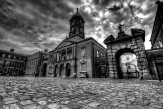 Черно-белое фото замка в Дублине. Небо и
