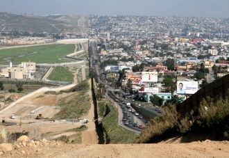Граница между США и Мексикой (справа&nbs