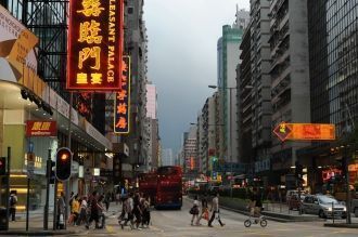 Одна из улиц Гонконга.