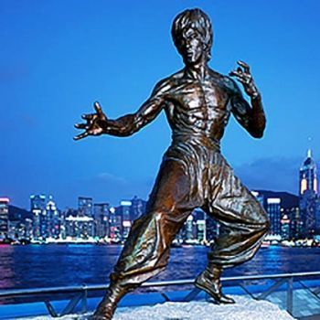 Статуя Брюса Ли на Аллее звезд.
