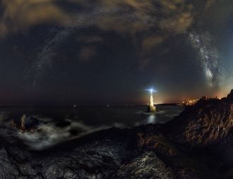 Небольшой маяк на побережье города Ахтоп